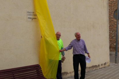 Moment en què es va destapar la placa de la plaça inaugurada simbòlicament com a Plaça de l'1 d'Octubre.