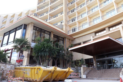 Les obres de reforma de l'hotel van començar el passat mes de gener i està previst que acabin en un any.