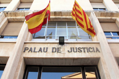 La Fiscalia de Tarragona demana deu anys de presó a un home per prostituir dues noies internades en un centre de menors.