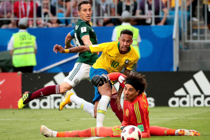 El futbolista del PSG Neymar fue uno de los héroes de Brasil ante los mexicanos.
