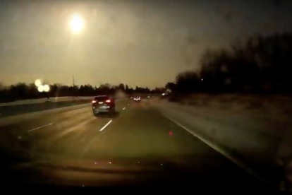 Imagen del momento en el cual el meteorito iluminó el cielo de Detroit.