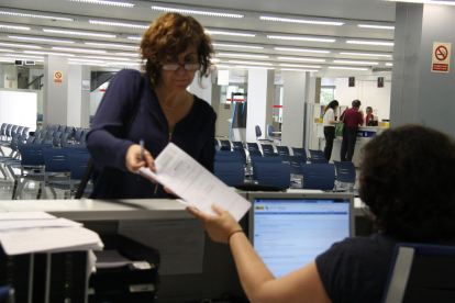 Una dona entregant la declaració de la renda a una oficina de l'Agència Tributària espanyola