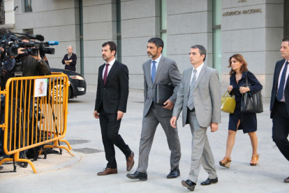 El comissari Ferran López acopanyant a declarar el major Trapero a l'Audiència Nacional.
