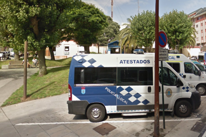 Dues dotacions de la Policia Local de A Coruña aparcades davant la comissaria.