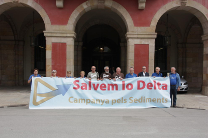 Els membres de la 'Campanya pels Sediments' a les poryes del Parlament de Catalunya.