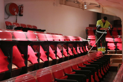 Un treballador netejant la zona de butaques en els últims retocs abans d'obrir el Teatre Metropol, un cop acabada la primera fase d'obres.