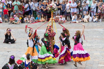 El Ball de Gitanes en una actuación en la plaza del Mercadal.