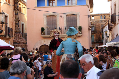 Imagen del pasacalle con los Gegants de Altafulla.