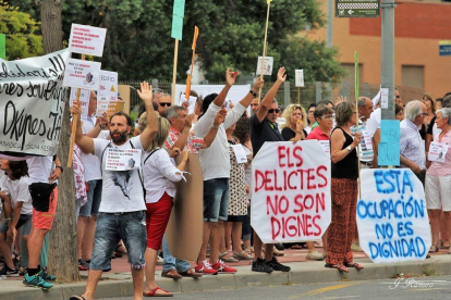Grup de veïns de Vilafortuny manifestant-se davant de la residència Montemar, dijous passat.