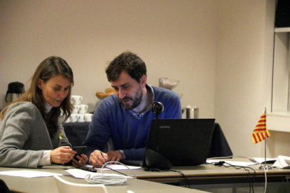 Antoni Comín y Meritxell Serret siguen la evolución de los resultados electorales desde el centro de convenciones de Bruselas.