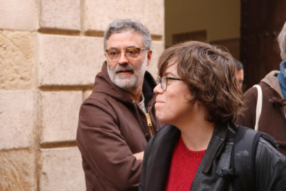 Eulàlia Reguant, de perfil, i en segon pla, Carles Riera, després del consell polític de la CUP a Alcover