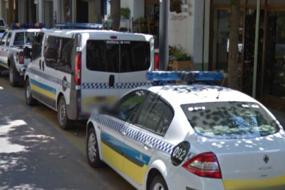 Tres vehículos de la Policía Municipal de Girona aparcados delante de la comisaría.