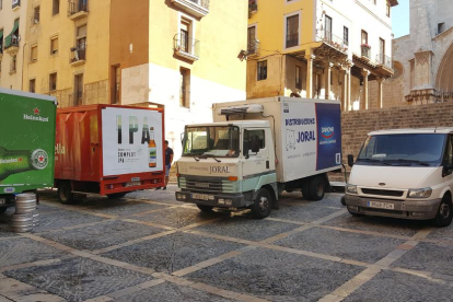 Camions i furgonetes estacionades a la plaça de les Cols, una imatge habitual a la Part Alta.