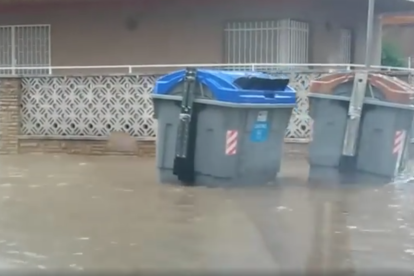 Instantánea de un vídeo en el cual los contenedores están flotando.