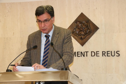 Plano medio del concejal de Hacienda del Ayuntamiento de Reus, Joaquim Enrech, durante la presentación de los presupuestos del 2018 en la sala de prensa del consistorio.