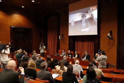 El candidat de JxCat, Carles Puigdemont, dirigint-se per videoconferència als assistents a la reunió del grup parlamentari de JxCat, el 16 de gener de 2018.