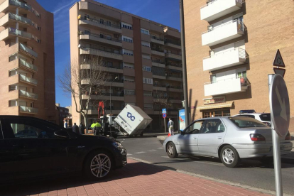 La camioneta s'ha accidentat a la rotonda de l'Avinguda de Països Catalans amb Alcalde Joan Bertran.