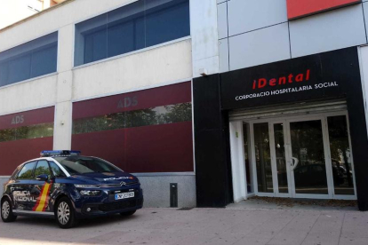 Una patrulla de la Policía Nacional delante de iDental Tarragona en los registros llevados a cabo este jueves.