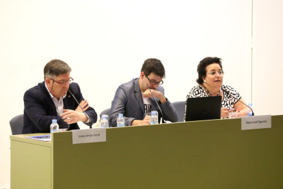 Josep Antón Ferré y Maria José Figueras compartieron mesa con uno de los miembros del Consejo de Estudiantes, que moderó el debate.