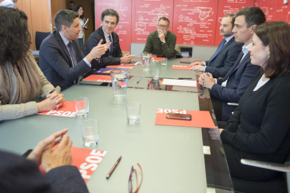 Imagen de la reunión entre el secretario general del PSOE, Pedro Sánchez, y el presidente de SCC, José Rosiñol.