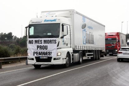 Imagen de un camión en una marcha lenta en la N-340 en el Vendrell.