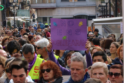 Una pancarta on es llegeix 'No ens doblegareu' a la concentració per la igualtat de gènere a Tarragona. Imatge del 8 de març de 2018