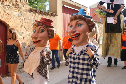 L'Associació Cultural de Grallers, Gegants i Nans de l'Espluga ha iniciat una campanya per ampliar el grup de portadors i balladors.