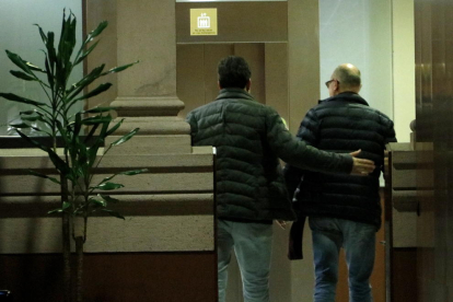 Imagen de archivo del portavoz de ERC, Sergi Sabrià, y el diputado de JxCat Pep Riera, de espaldas y entrante juntos en los despachos de sus grupos.