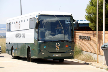 L'autobús de la Guàrdia Civil ha traslladat quatre dels polítics independentistes empresonats al Centre Penitenciari de Zuera.