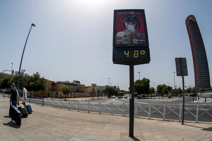 Imagen de un termómetro de calle en la ciudad de Sevilla.