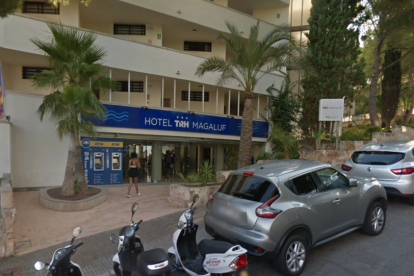 Imatge de l'entrada a l'hotel on han tingut lloc els fets.