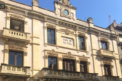 Imagen de la fachada del Ayuntamiento sin la pancarta, este viernes.