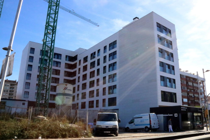 Imagen de la construcción, el año pasado, de un bloque de viviendas en la Avenida de Andorra de Tarragona.