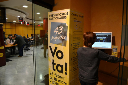 Imatge d'un punt de votació a l'Oficina d'Atenció Ciutadana de Reus.