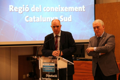 Imatge de Francesc Xavier Grau amb el president de la Diputació de Tarragona, Josep Poblet, durant la presentació del projecte Regió Catalunya Sud.