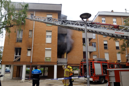La Policía Local y los Bomberos, actuando en el incendio de un piso en el barrio Sant Josep Obrer de Reus.