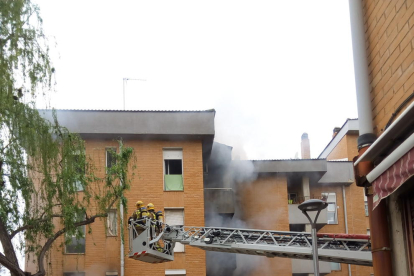 La Policia Local i els Bombers, actuant en l'incendi d'un pis al barri Sant Josep Obrer de Reus.