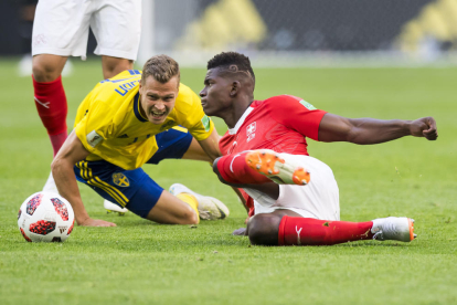 El centrocampista suizo Embolo con el sueco Viktor Cleasson.