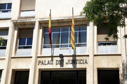 Pla tancat de la façana de l'Audiència de Tarragona.