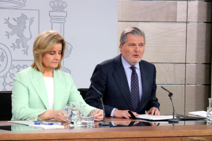 El portaveu del govern espanyol, Íñigo Méndez de Vigo, i la ministra d'Ocupació, Fátima Báñez, després del Consell de Ministres.