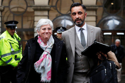 Clara Ponsatí y su abogado Aamer Anwar en la salida de la vista a Edimburgo el 28 de marzo del 2018.