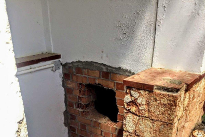 Imagen del agujero que ha hecho el detenido para poder acceder al antiguo centro de menores de Tortosa.