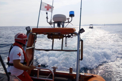 Els treballadors de Creu Roja rescatant l'embarcació avariada