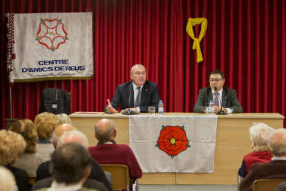 El alcalde Carles Pellicer, a la izquierda, y el presidente del Centre d'Amics de Reus, Joan Maria Mallafré.