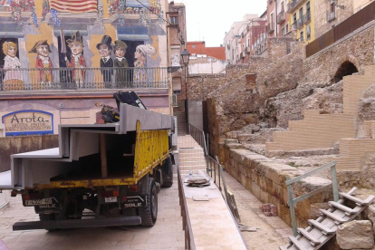 Imagen de las gradas encima del camión y del sector del Circo donde se pondrán.