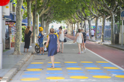 La setmana passada, es van pintar cercles blaus i grocs al carrer Josep Carner de Salou.