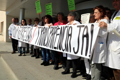 Primer pla de la pancarta amb què els delegats sindicals han reclamat més transparència a la gestió de l'Hospital Verge de la Cinta de Tortosa i menys 