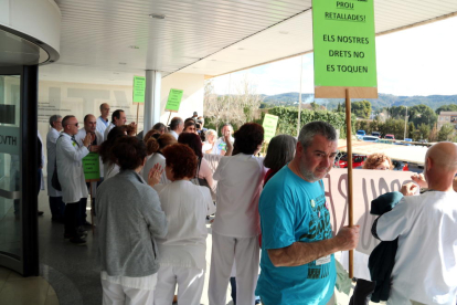 Plano general de la concentración de protesta que han hecho los delegados sindicales en el Hospital Verge de la Cinta de Tortosa.