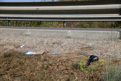 Pla detall d'un seient de les dues bicicletes envestides en un accident mortal a la T-310, entre Montbrió del Camp i Riudoms.