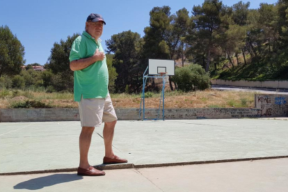 El líder vecinal, Francesc García, muestra el desnivel en el campo de baloncesto, originado por el movimiento de las placas de hormigón.